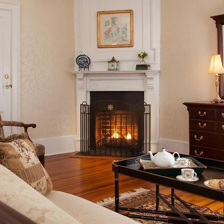 Gloucester Inn At Warner Hall المظهر الخارجي الصورة