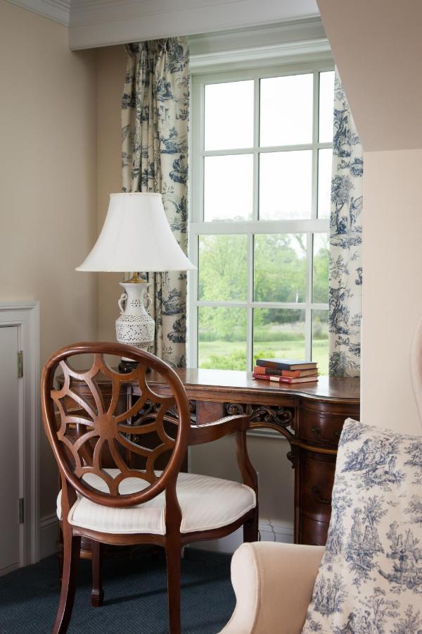 Gloucester Inn At Warner Hall المظهر الخارجي الصورة