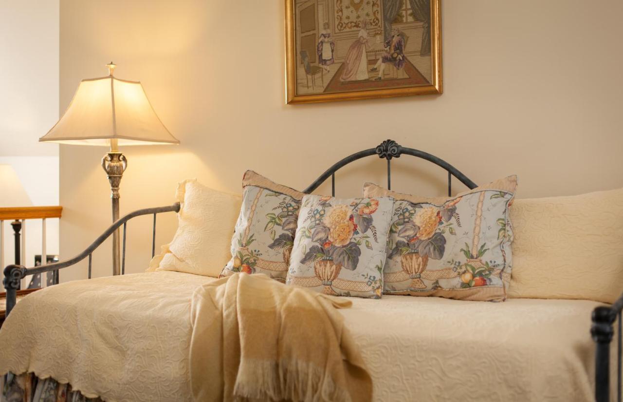 Gloucester Inn At Warner Hall المظهر الخارجي الصورة